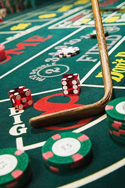 Live dealer roulette and blackjack tables streamed alongside esports betting on situs bento4d